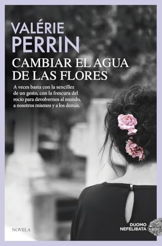 Cubierta de Cambiar el agua de las flores. Una novela celebrada y leída en todo el mundo (NEFELIBATA)